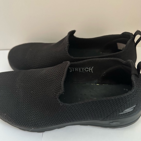 Skechers Black Slip-On Shoes size 7.5 pre owned - Picture 2 of 4